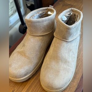 White Mountain Plush Lined Slip-In Shoe in Light Tan Size 10 *But runs Smaller.